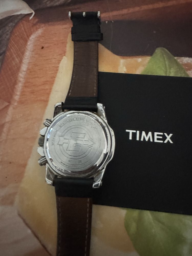 Продавам часовник timex