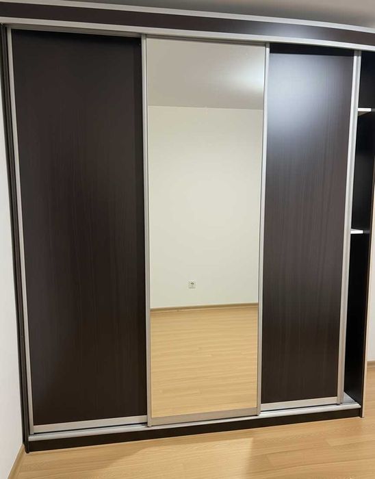 Vand dulap spațios cu uși glisante și oglindă integrată!