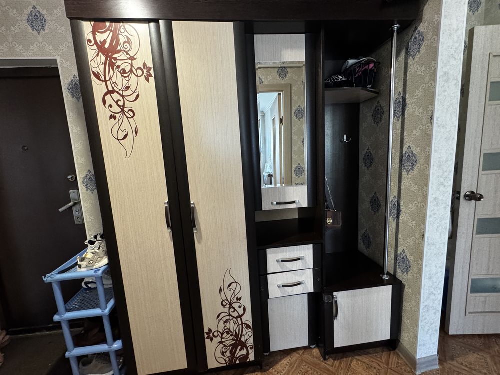 Продам шифонер и комод,прихожей