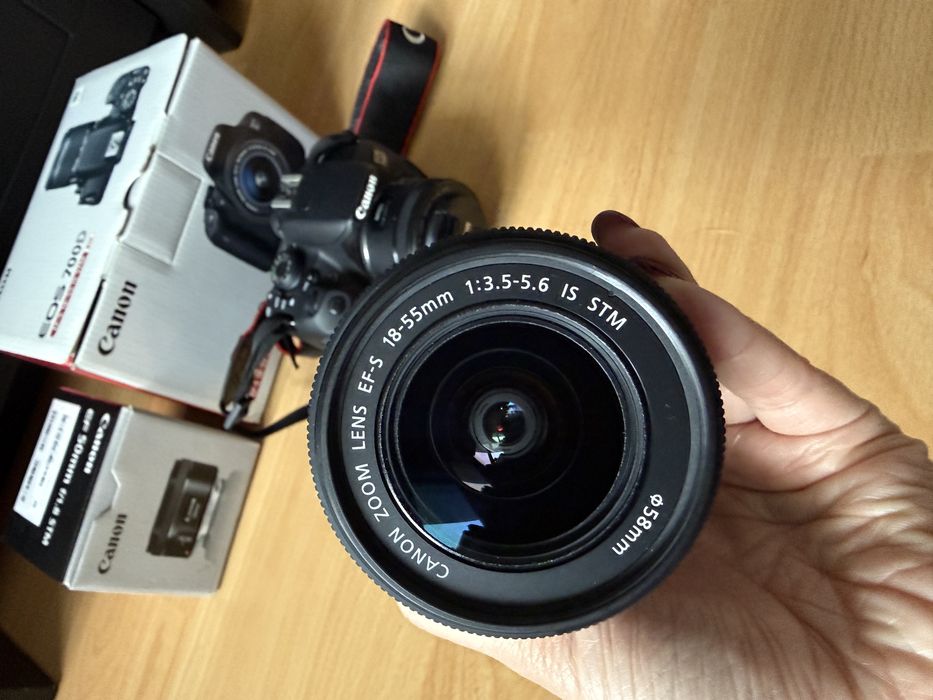Canon EOS 700D + 18-55mm + 50mm f/1.8 + card 16GB + geantă