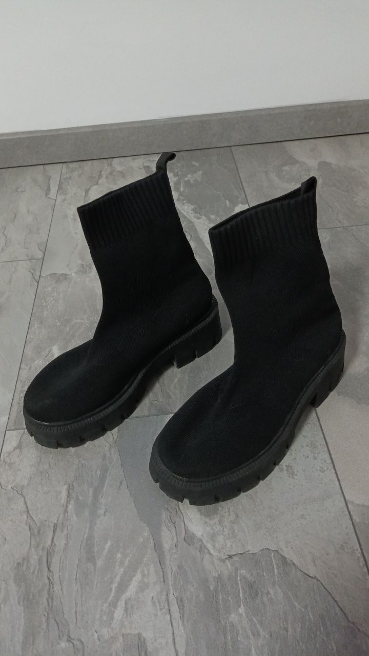 Ghete negre din material care se întinde