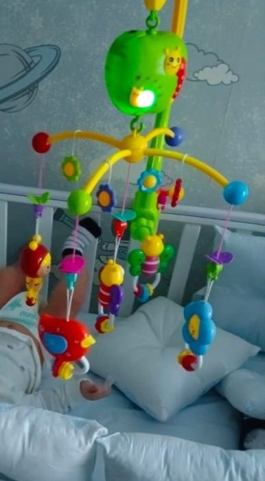 Продам мобиль на детскую кровать