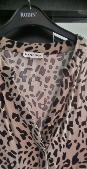 Vând rochie animal print