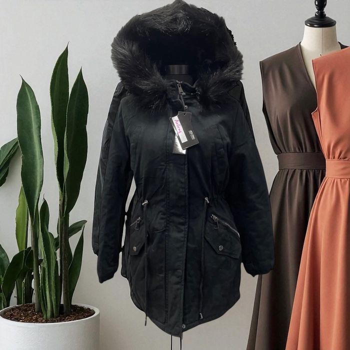 Дамска парка в черен цвят