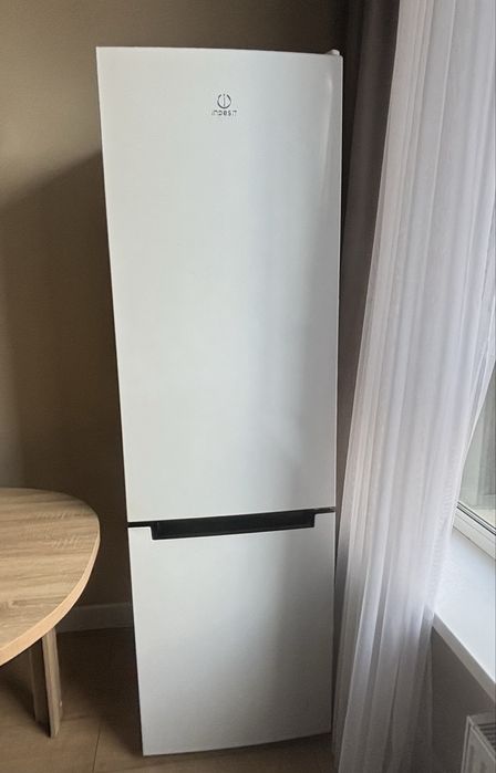 Продам холодильник indesit
