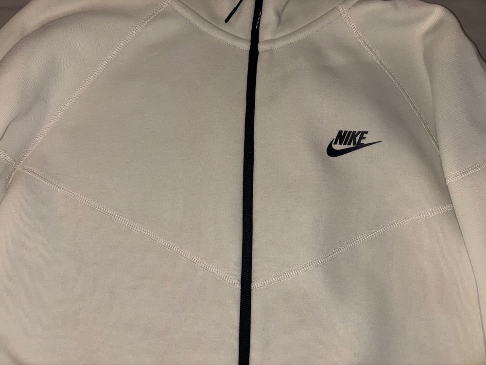 Бял Nike Tech Fleece