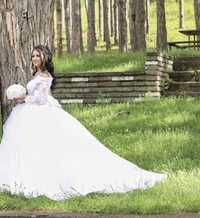 Разкошна сватбена рокля обсипана с много брокат