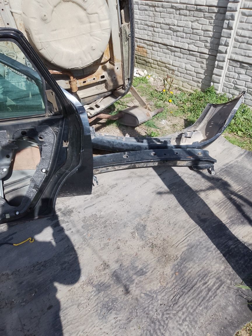 Vând capotă și uși ford focus