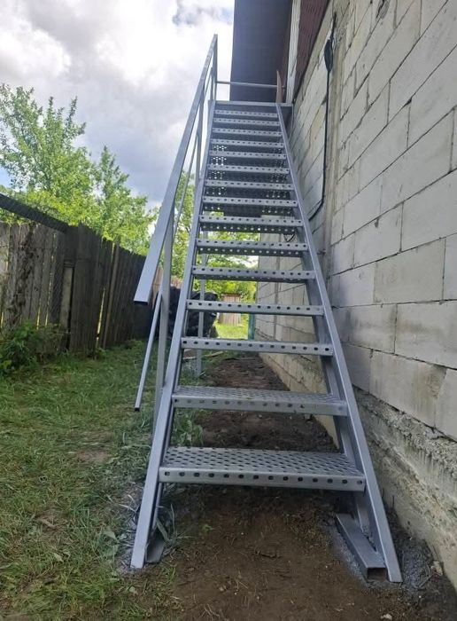 Scara metalica zincata de exterior la casa