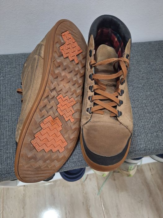 Vând ghete uzate din piele întoarsă.