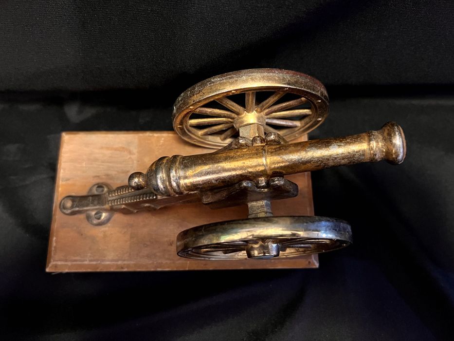 Decorațiune in forma de tun fixat pe un postament din lemn