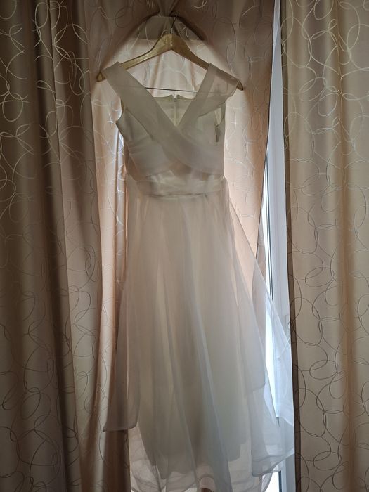 Rochița  a fost purtată  o singură  dată  câteva  ore .