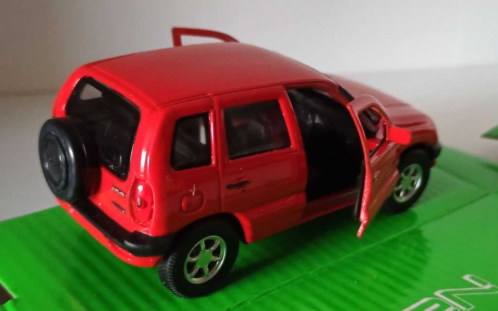 Macheta Chevrolet Niva 2003 (Lada Niva 2 - VAZ-2123) rosu - Welly 1/36