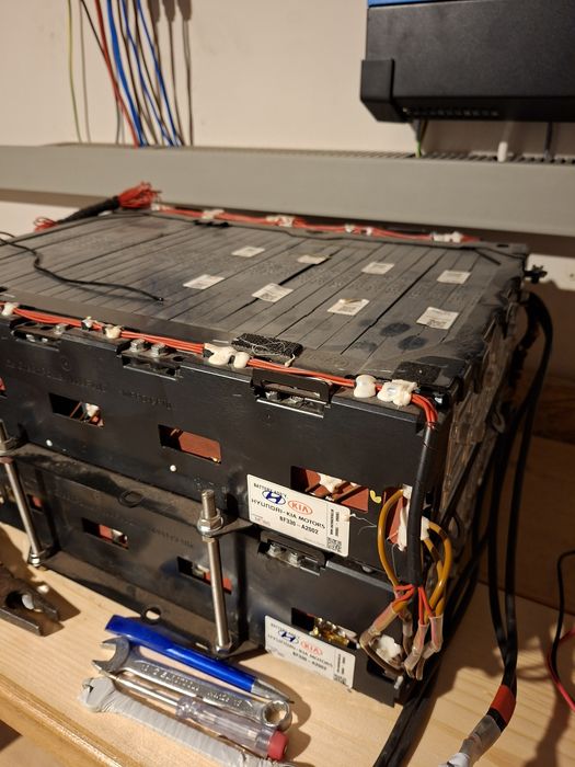 Acumulator de 13 kw din care poți folosi 10 kw fara probleme .