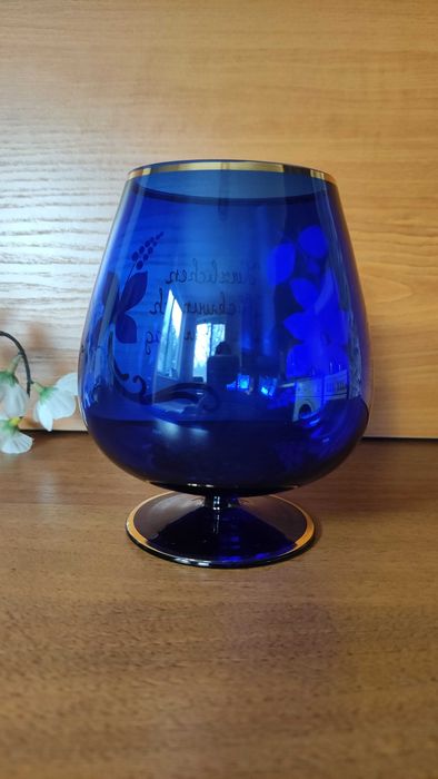 Голяма чаша от цветен кристал с 3Д декорация и златен кант