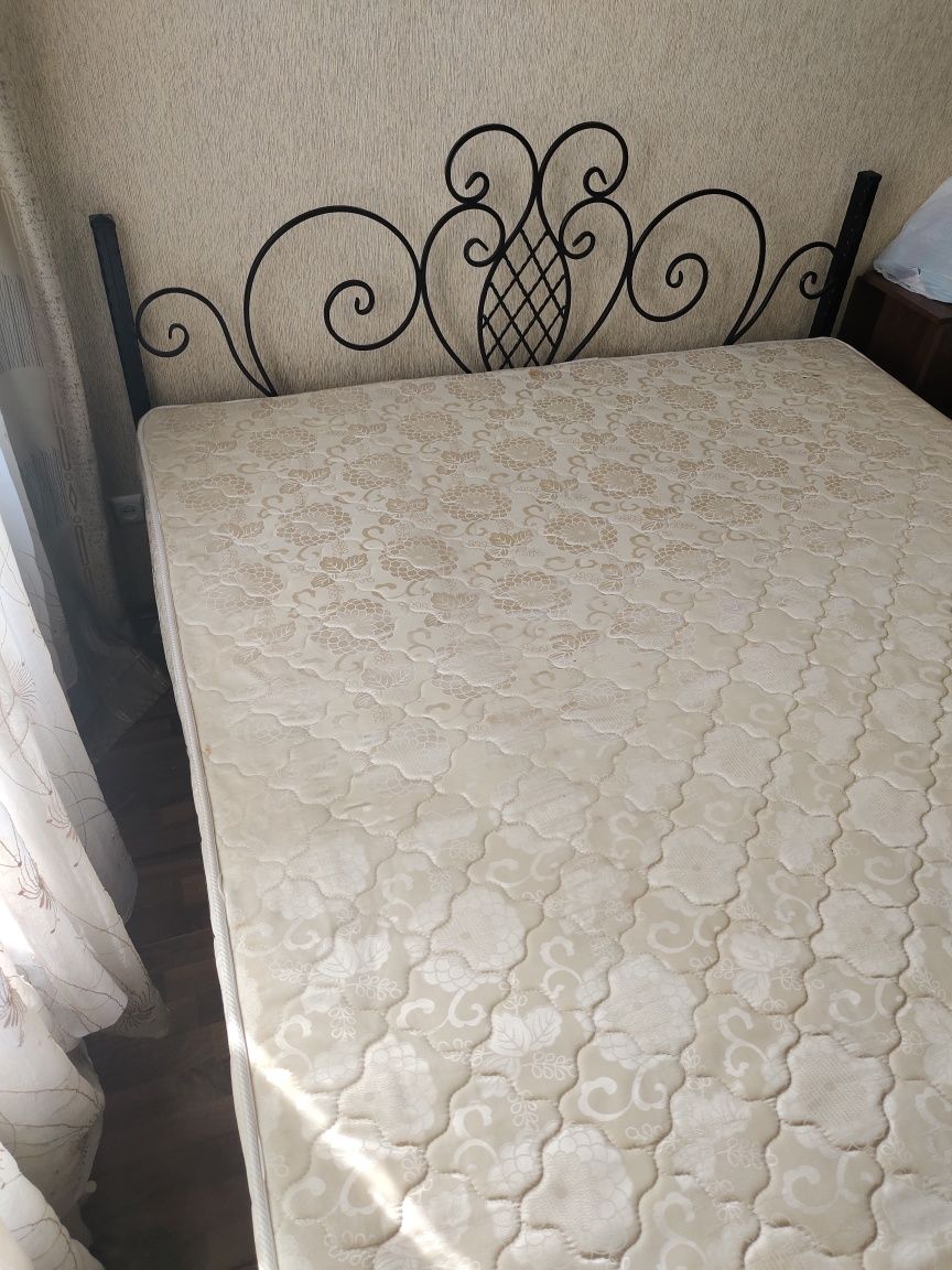 Продается кровать с матрасом, состояние хорошее.