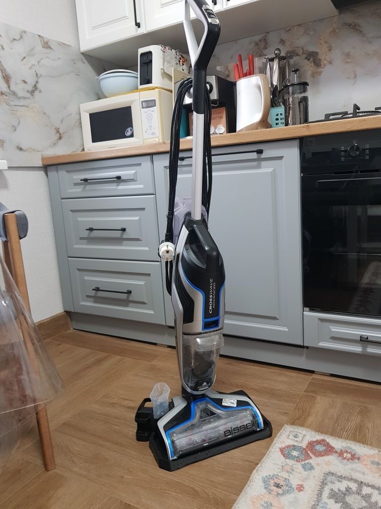 Продам пылесос 2в 1. Моет и пылесосит..