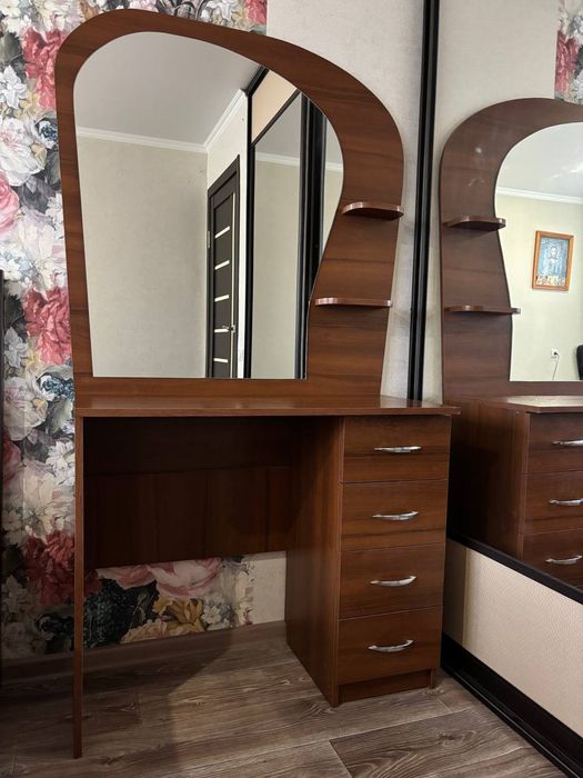 Продам  отличный трельяж