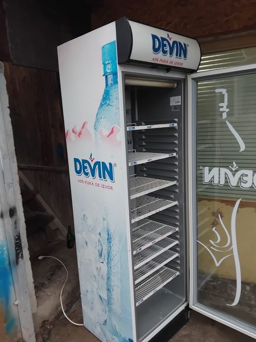 Vând vitrina de prăjituri