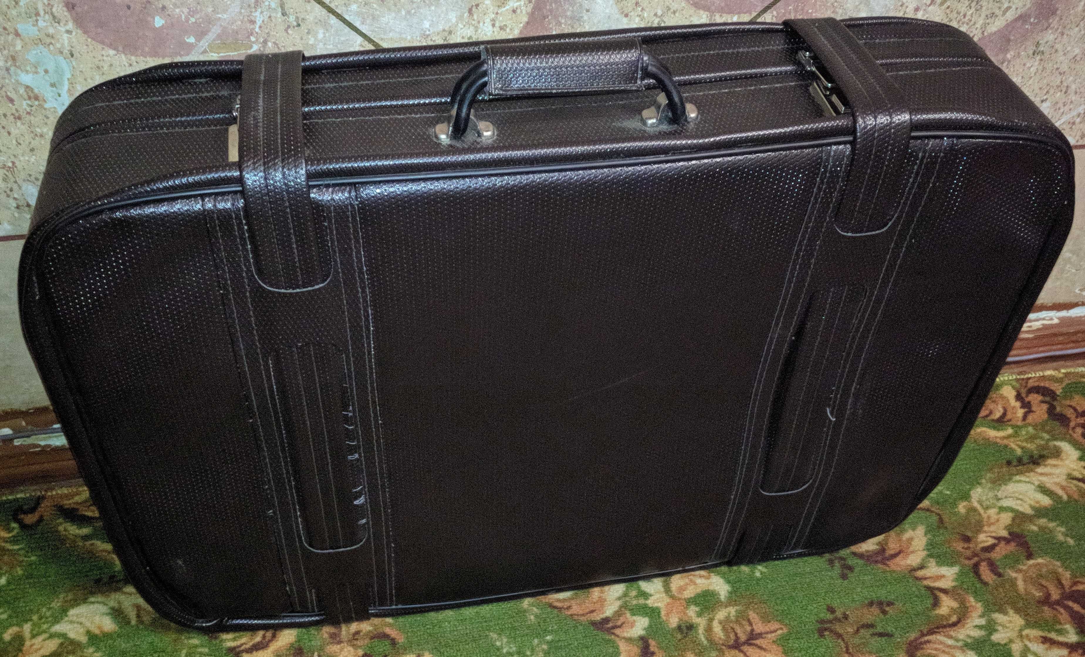 Продам кожанный чемодан 70x46см