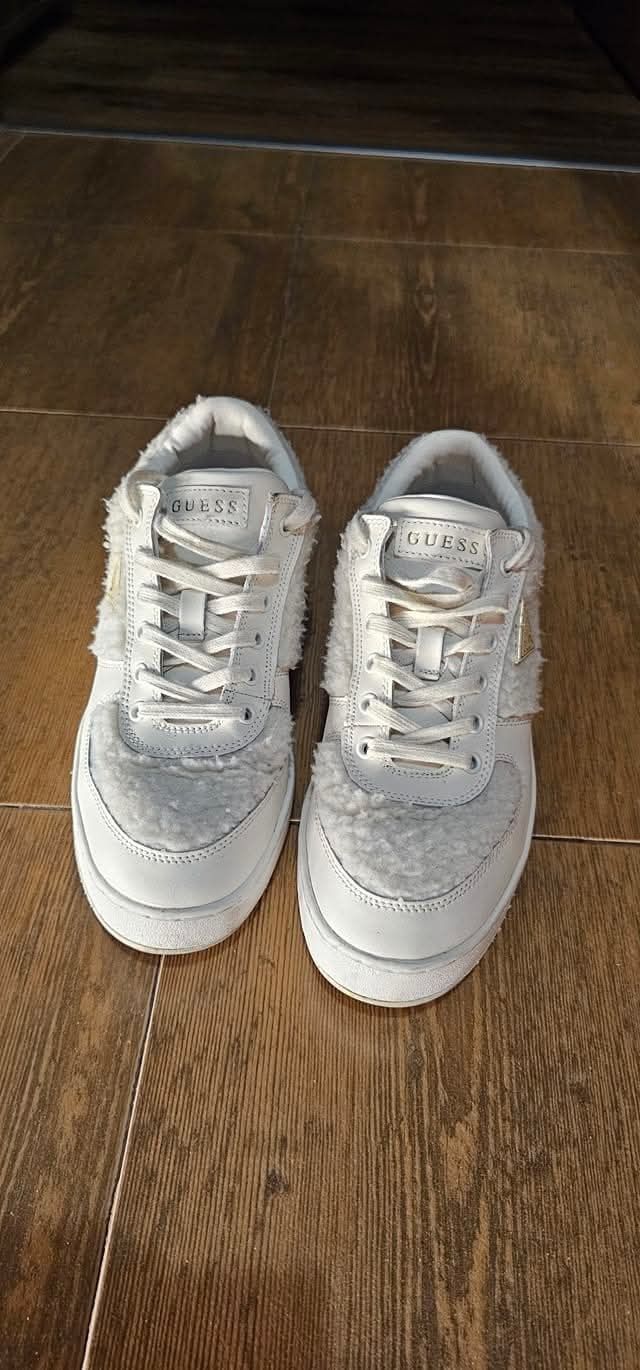 Кецове  на марката Guess