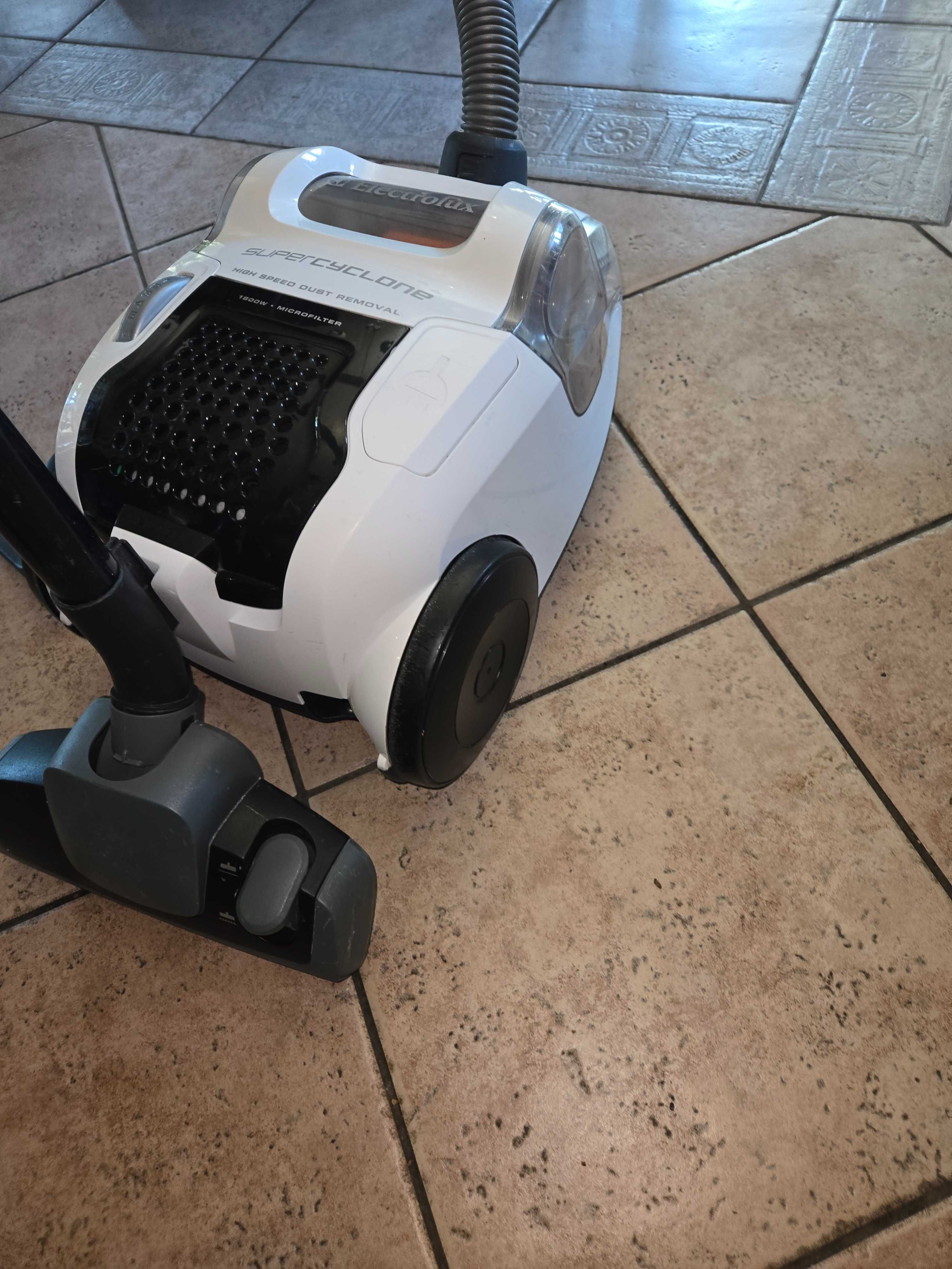 Прахосмукачка Electrolux SUPERCYCLONE 1800W