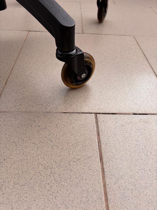 Scaun de birou de tip mesh cu suport lombar și vertical