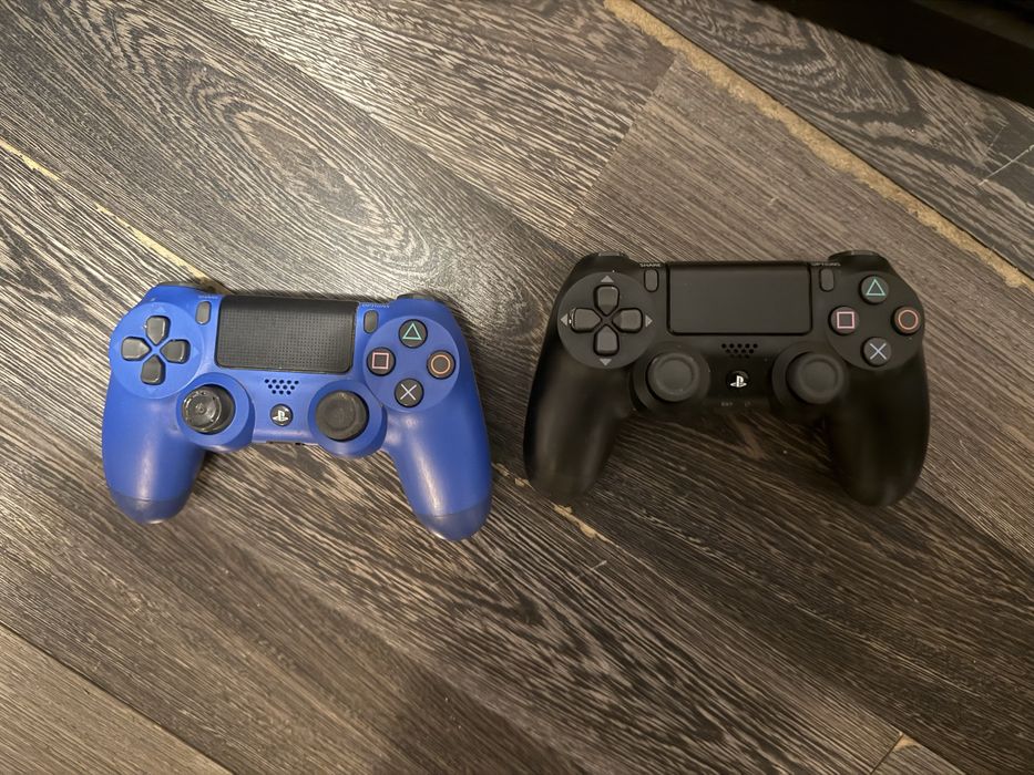 Vand ps4 nou (NEGOCIABIL - 5 jocuri , incarcator si cablu si 2 console