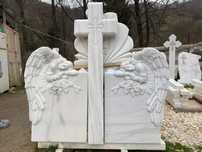 Monumente funerare