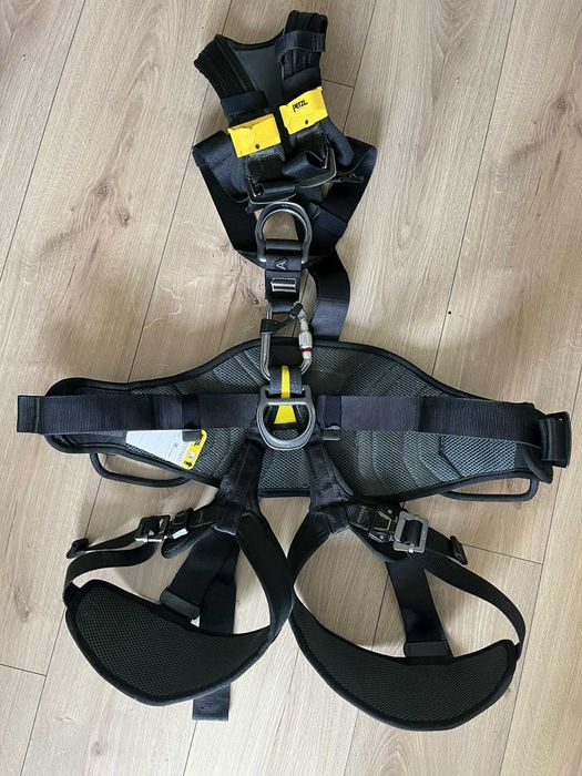 Сбруя Petzl AVAO и каска Petzl Vertex Vent