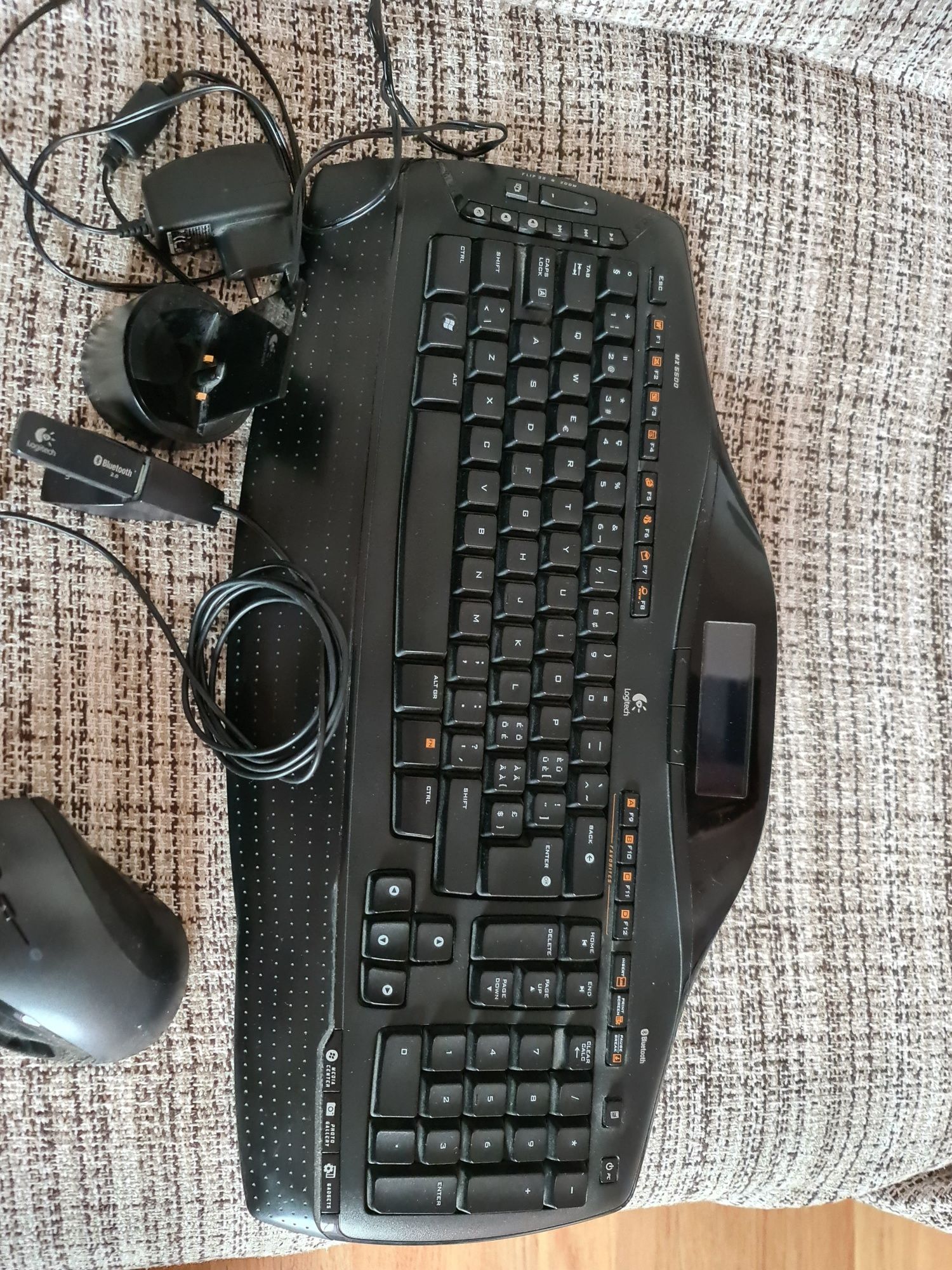 Se vinde tastatura și mas cum se vede în poză.