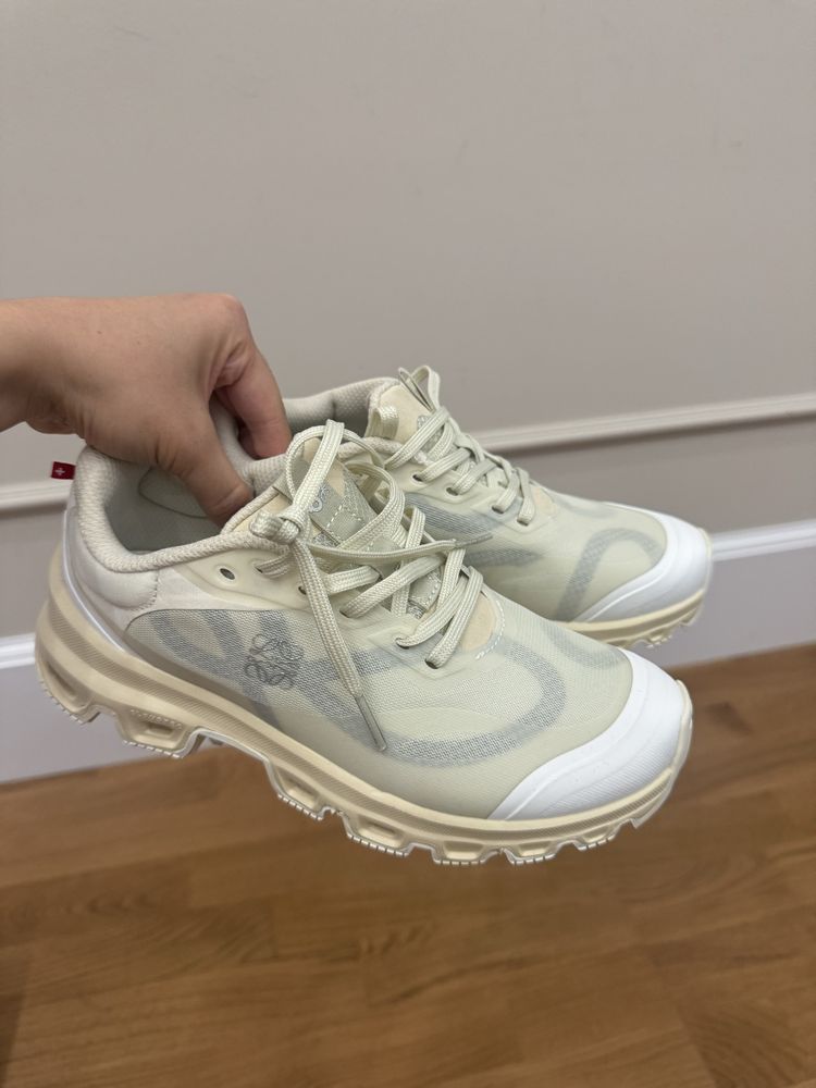 Кроссовки On running x Loewe