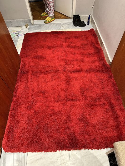 Оригинален вълнен ръчно тъкан килим или покривка в ракошен червен цвят