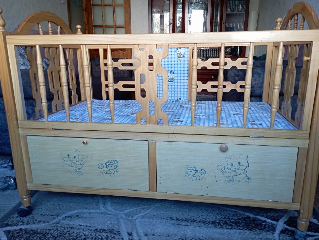 Продам детскую кроватку для детей 0-7 лет