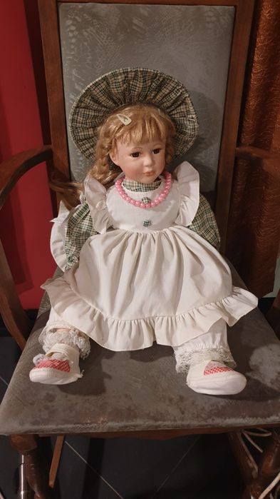 Голяма порцеланова Кукла-немска с дрехи,шапка,обувки и герданче с мъни
