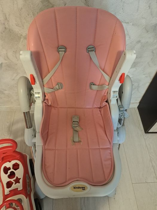 Vând scaun masa copii + mașinuța si jucării.