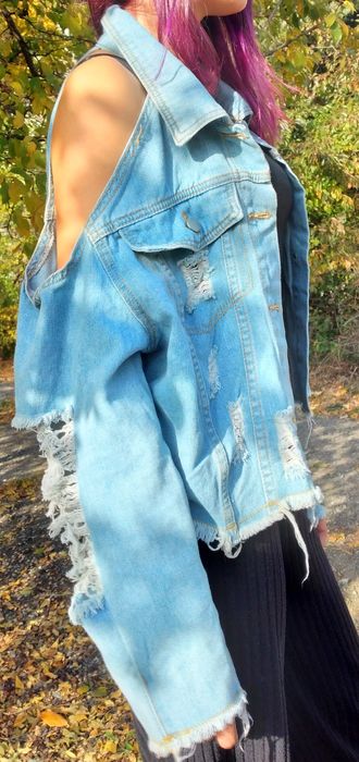 Уникална накъсана риза с голи раменета .Универсален размер 39лв