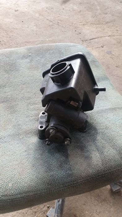 Vând pompa servo sprinter