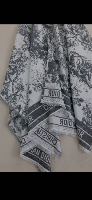 Poncho Christian Dior, model 2026-iarnă