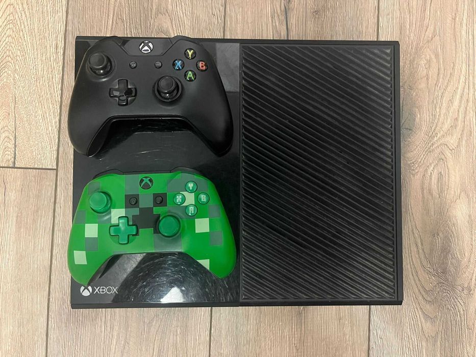 Consolă Xbox One + 2 controllere