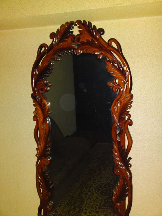 Зеркало и столик б/у, (дерево, ручная работа румынского мастера)