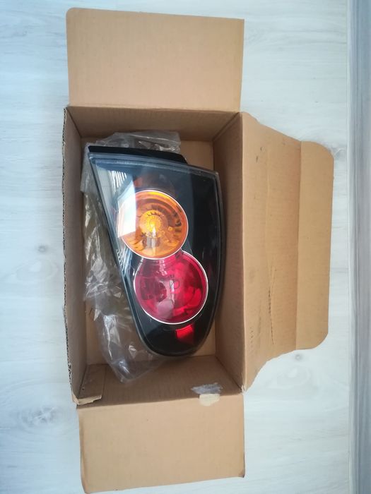 Заден десен стоп за Мазда 3 седан 2005 година