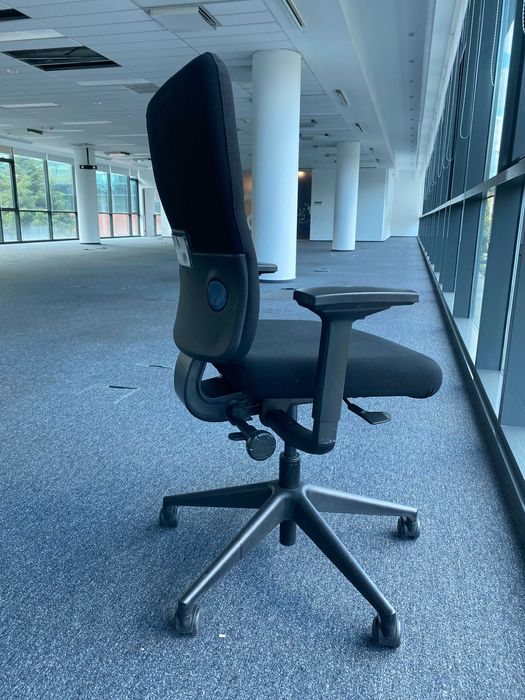 Scaun ergonomic Steelcase cu role, baza metalica  si brate reglabile