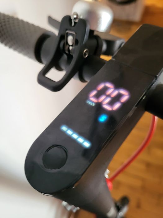 Trotinetă eletrică care merge cu 30 km și are Bluetooth