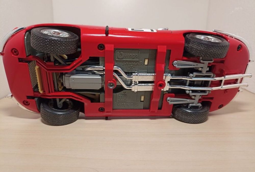 Jaguar 
Scara 1:18
Bburago 

Fotografiile fac parte din descriere...