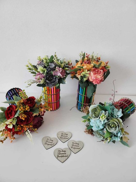 Aranjamente florale in suport creioane colorate si coronite