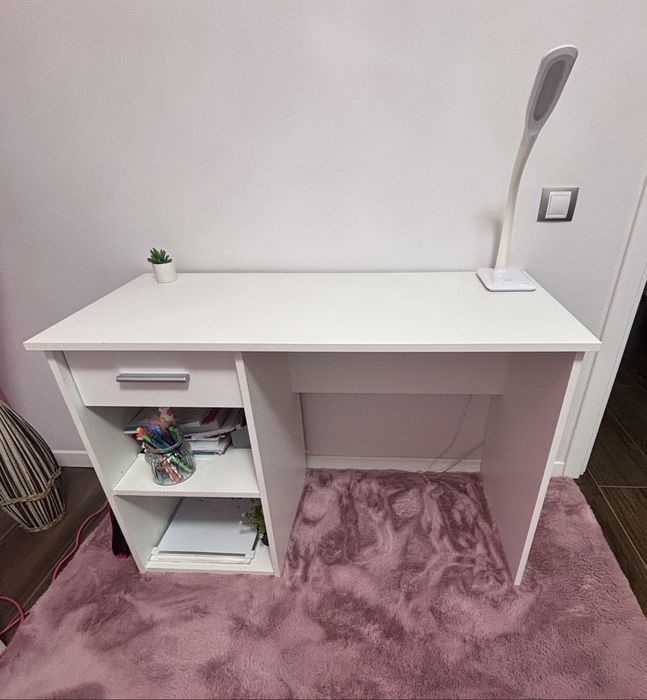 Birou alb pentru copiii si lampa inclusa in pret.