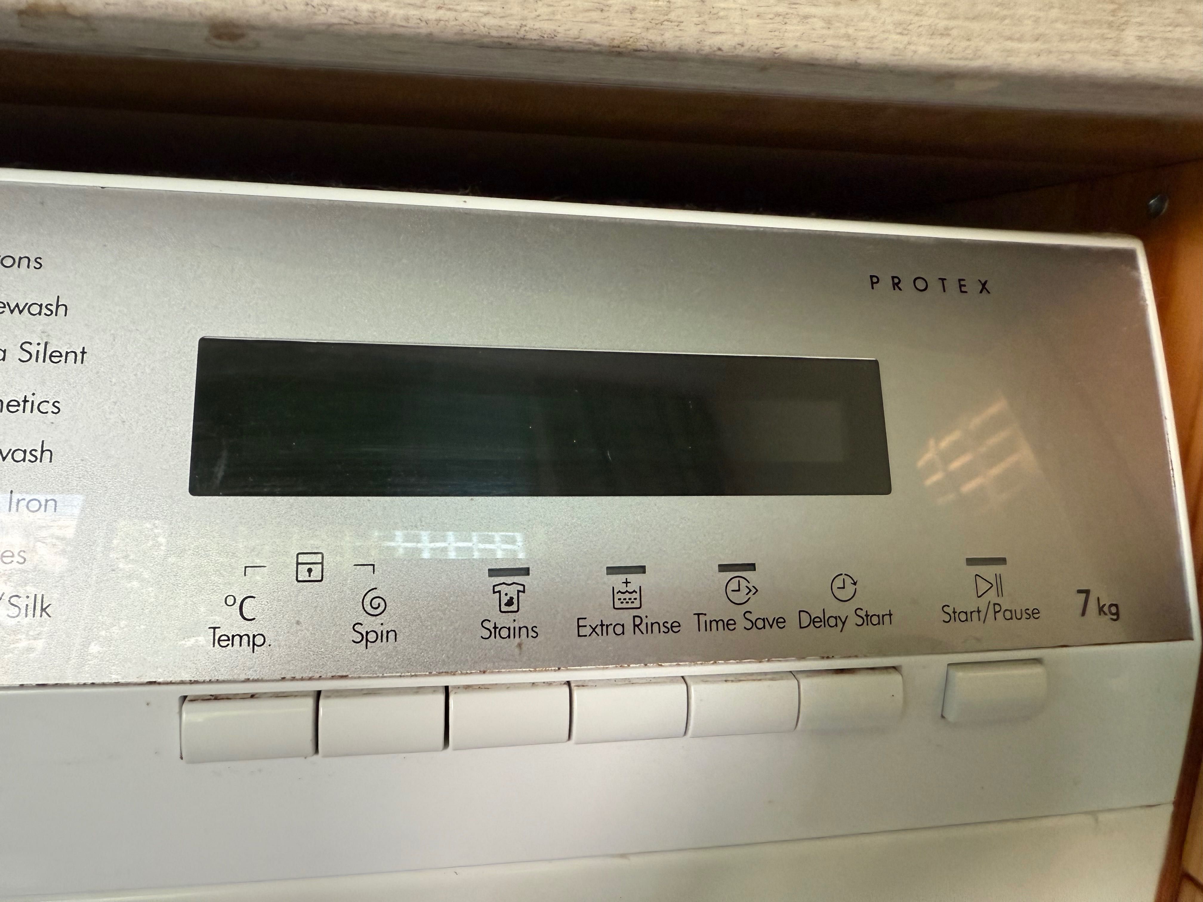 Продавам пералня AEG