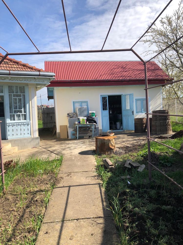 Vand Casa + anexa , teren 3000mp intravilan, curent,apa,canalizare