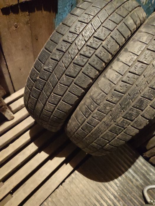 Продам пару  зимную резину размер 175/70/R13